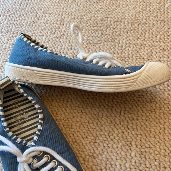 City Sneaks Canvas Sneakers in a Size 5 - Picture 5 of 9